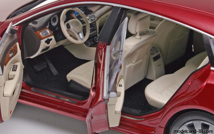 2012 - Mercedes CLS Shooting Brake (X218) Norev 1/18 (Rot) Innenraum Armaturenbrett
