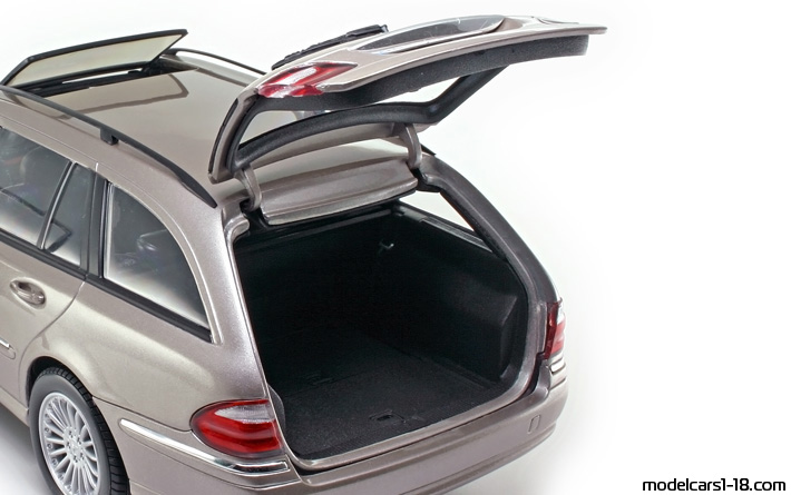 2004 - Mercedes E 320 T (S211) Kyosho 1/18 (Orange) Kofferraum / Klappbare Scheinwerfer