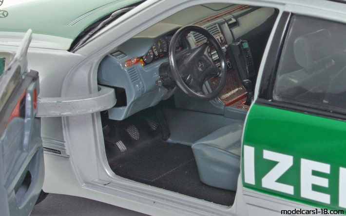 2001 - Mercedes E 320 (W210) Police Sun Star 1/18 (Hellsilber / Grün) Innenraum Armaturenbrett