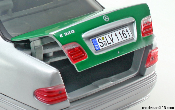 2001 - Mercedes E 320 (W210) Police Sun Star 1/18 (Hellsilber / Grün) Kofferraum / Klappbare Scheinwerfer