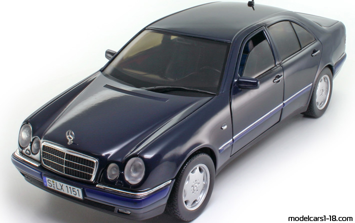 1998 - Mercedes E 320 (W210) Chrono 1/18 (Blue) Vorne linke Seite