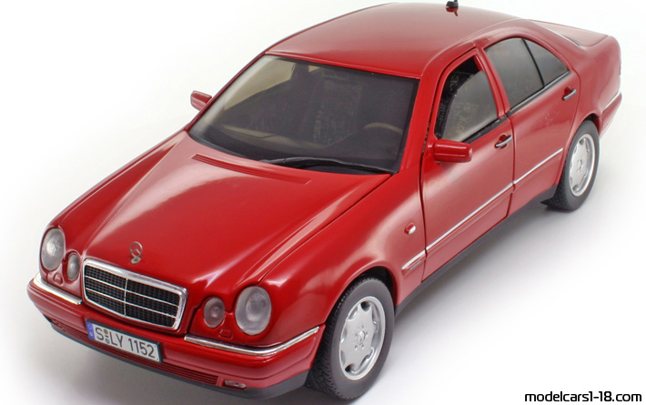 1998 - Mercedes E 320 (W210) Chrono 1/18 (Rot) Vorne linke Seite