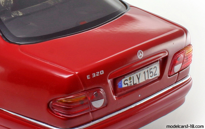 1998 - Mercedes E 320 (W210) Chrono 1/18 (Rot) Kofferraum / Klappbare Scheinwerfer