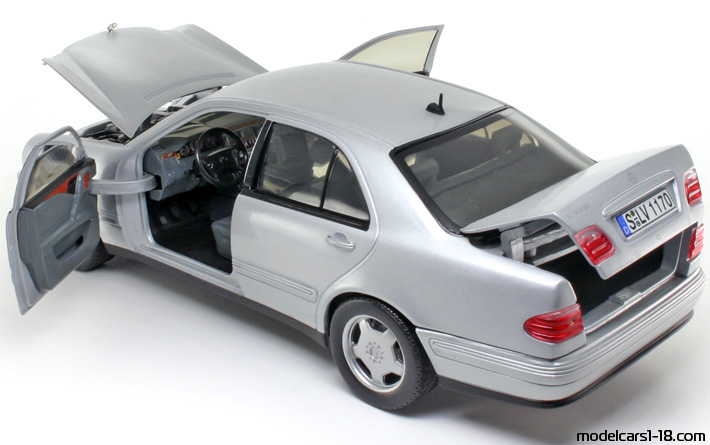 2001 - Mercedes E 320 (W210) Sun Star 1/18 (Hellsilber) Zu öffnende Teile
