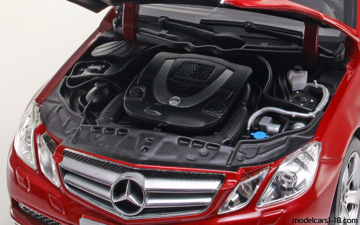 2010 - Mercedes E 350 Cabriolet (A207) Norev 1/18 (Schwarz) Motor