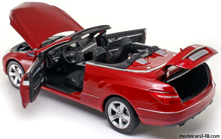 2010 - Mercedes E 350 Cabriolet (A207) Norev 1/18 (Schwarz) Zu öffnende Teile