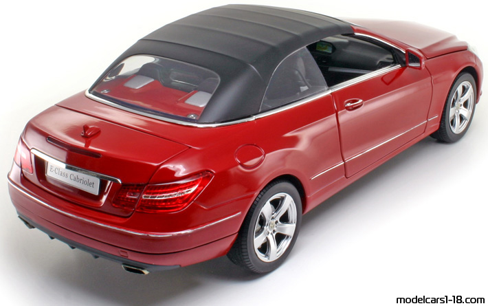 2010 - Mercedes E 350 Cabriolet (A207) Norev 1/18 (Schwarz) Hinten rechte seite
