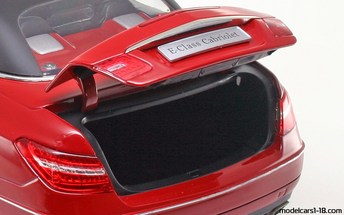 2010 - Mercedes E 350 Cabriolet (A207) Norev 1/18 (Schwarz) Kofferraum / Klappbare Scheinwerfer
