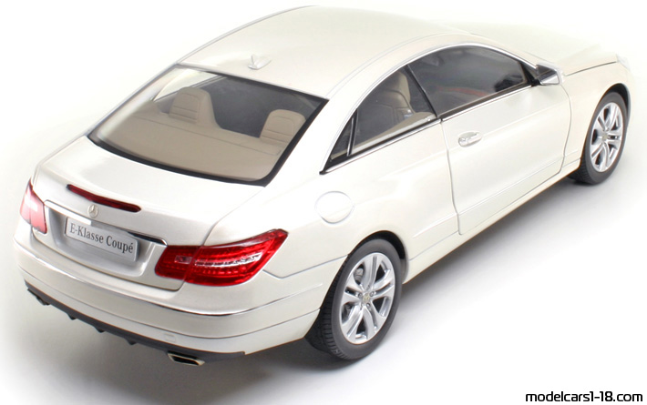2010 - Mercedes E 350 Coupe (C207) Norev 1/18 (Weiß) Hinten rechte seite