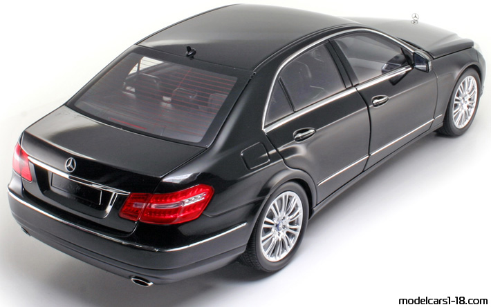 2009 - Mercedes E (W212) Minichamps 1/18 (Schwarz) Hinten rechte seite