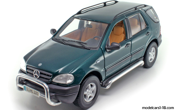 1997 - Mercedes ML 320 (W163) Maisto 1/18 (Grün) Vorne linke Seite