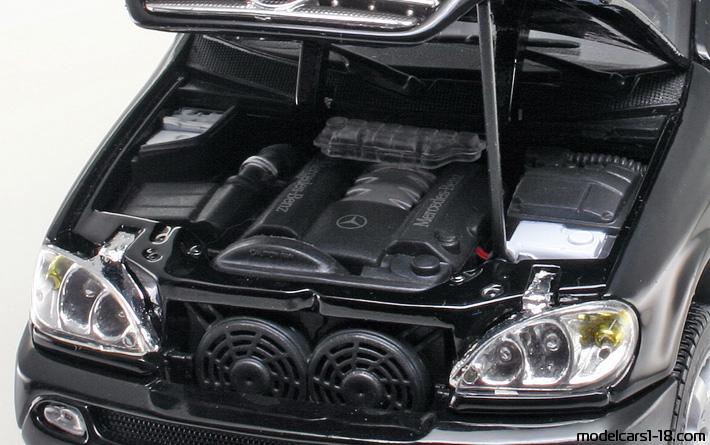 2001 - Mercedes ML 320 (W163) Maisto 1/18 (Schwarz) Motor