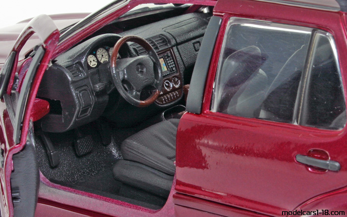 1999 - Mercedes ML 55 AMG (W163) Maisto 1/18 (Rot) Innenraum Armaturenbrett