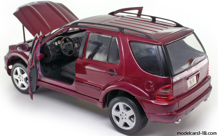 1999 - Mercedes ML 55 AMG (W163) Maisto 1/18 (Rot) Zu öffnende Teile