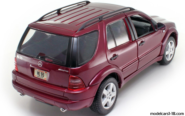 1999 - Mercedes ML 55 AMG (W163) Maisto 1/18 (Rot) Hinten rechte seite