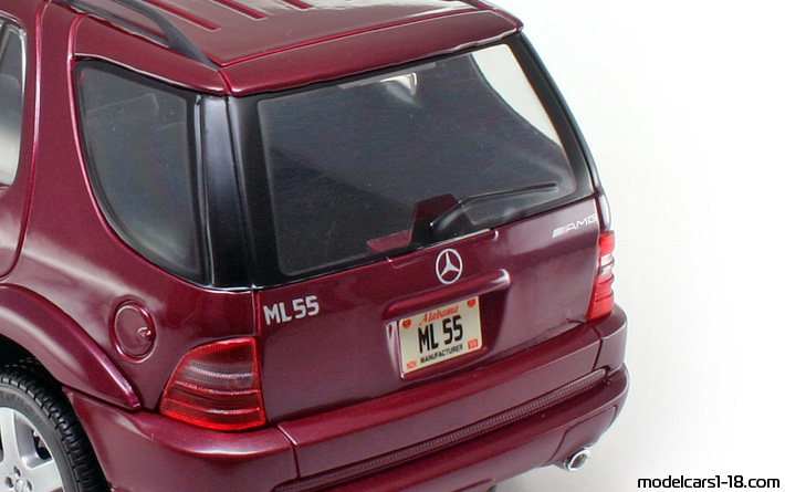1999 - Mercedes ML 55 AMG (W163) Maisto 1/18 (Rot) Kofferraum / Klappbare Scheinwerfer