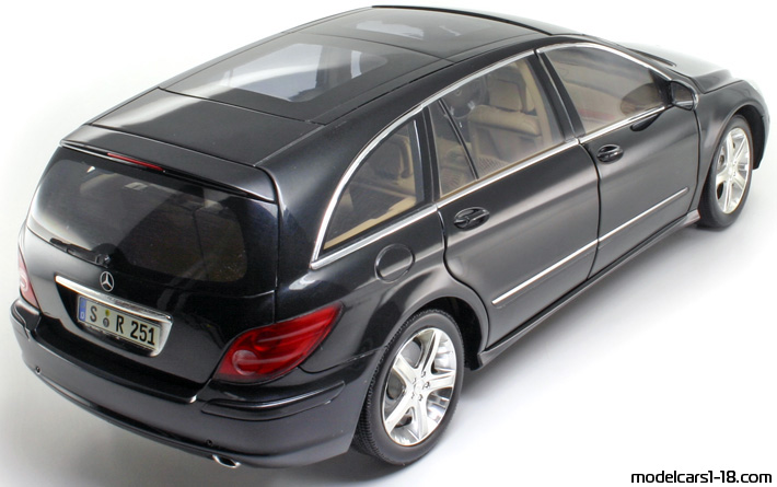 2005 - Mercedes R 350 (W251) Minichamps 1/18 (Schwarz) Hinten rechte seite