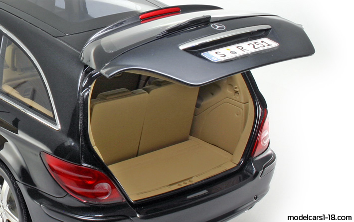 2005 - Mercedes R 350 (W251) Minichamps 1/18 (Schwarz) Kofferraum / Klappbare Scheinwerfer