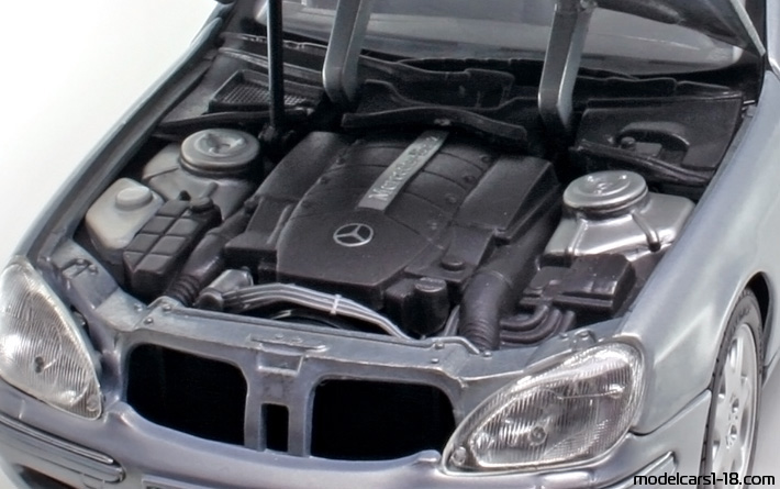 1999 - Mercedes S 500 (W220) Maisto 1/18 (Blau) Motor
