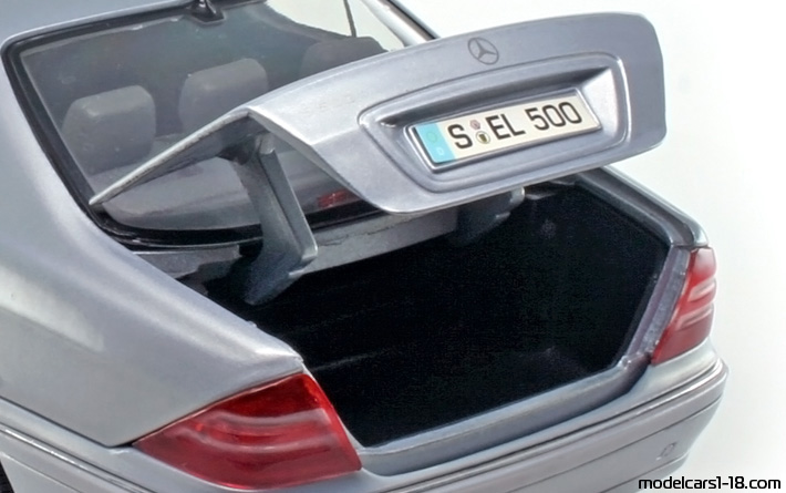 1999 - Mercedes S 500 (W220) Maisto 1/18 (Blau) Kofferraum / Klappbare Scheinwerfer