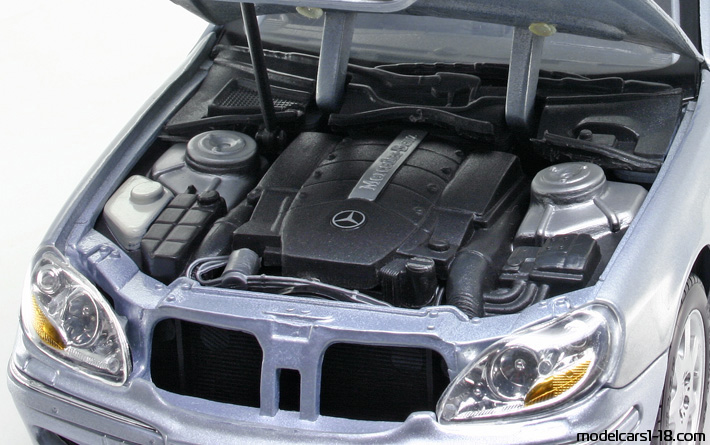 2000 - Mercedes S 500 (W220) Maisto 1/18 (Blau) Motor