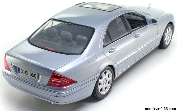 2000 - Mercedes S 500 (W220) Maisto 1/18 (Blau) Hinten rechte seite