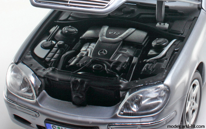 2000 - Mercedes S 600 Pullman (W220) Sun Star 1/18 (Silber) Motor