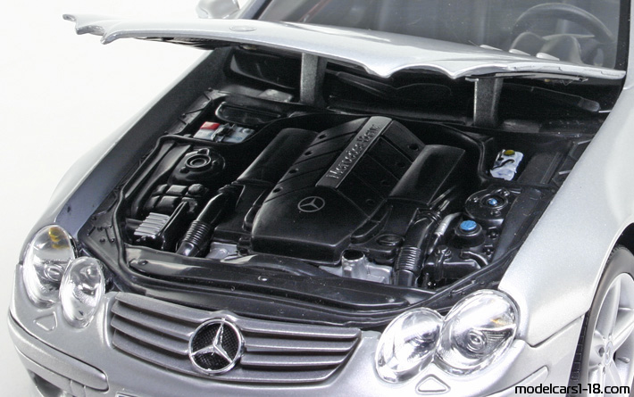 2001 - Mercedes SL 500 (R230) Maisto 1/18 (Silber) Motor