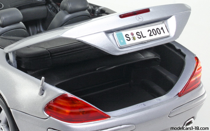 2001 - Mercedes SL 500 (R230) Maisto 1/18 (Silber) Kofferraum / Klappbare Scheinwerfer