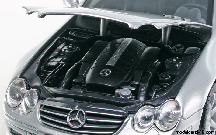 2002 - Mercedes SL 500 (R230) Motor Max 1/18 (Silber) Motor