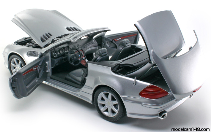 2002 - Mercedes SL 500 (R230) Motor Max 1/18 (Silber) Zu öffnende Teile