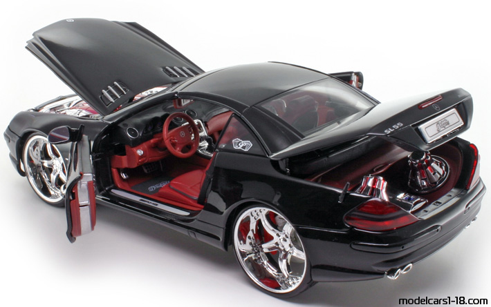 2001 - Mercedes SL 55 AMG (R230) Maisto 1/18 (Schwarz) Zu öffnende Teile