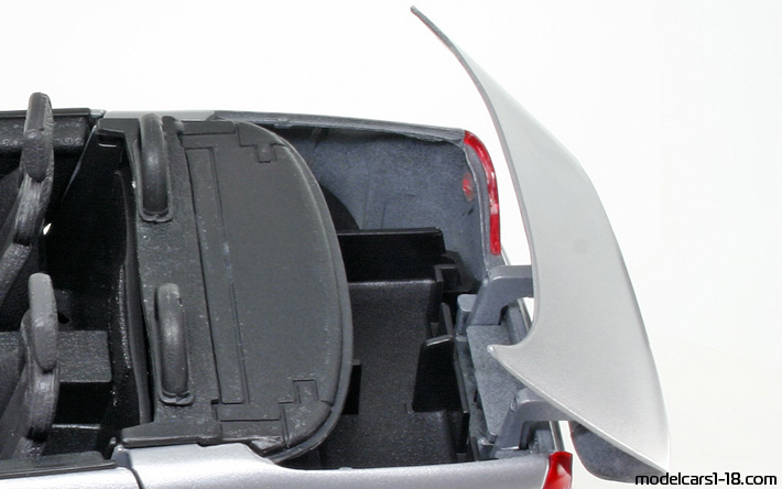 2001 - Mercedes SLK 230 (R170) Maisto 1/18 (Silber) Kofferraum / Klappbare Scheinwerfer