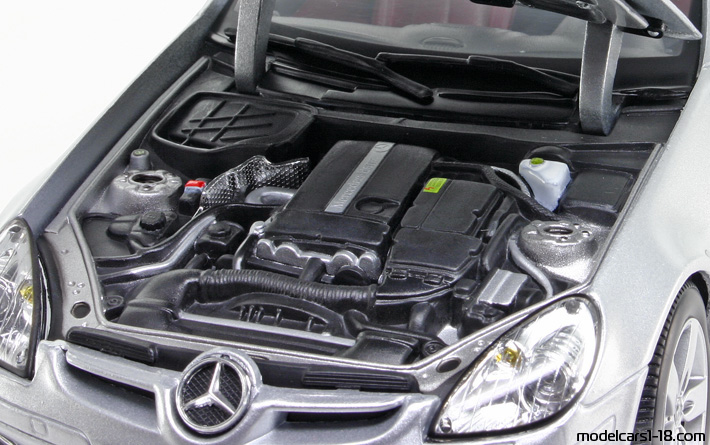 2005 - Mercedes SLK 350 (R171) Maisto 1/18 (Silber) Motor