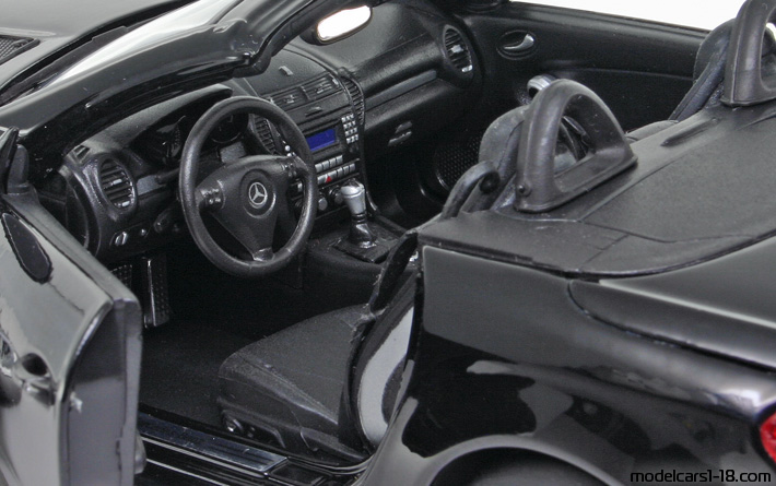 2005 - Mercedes SLK 350 (R171) Welly 1/18 (Schwarz) Innenraum Armaturenbrett