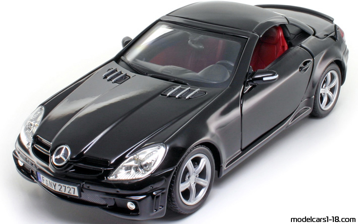 2005 - Mercedes SLK 55 AMG (R171) Motor Max 1/18 (Schwarz) Vorne linke Seite