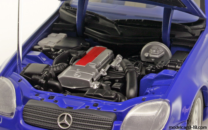 1997 - Mercedes SLK AMG (R170) UT 1/18 (Blau) Motor