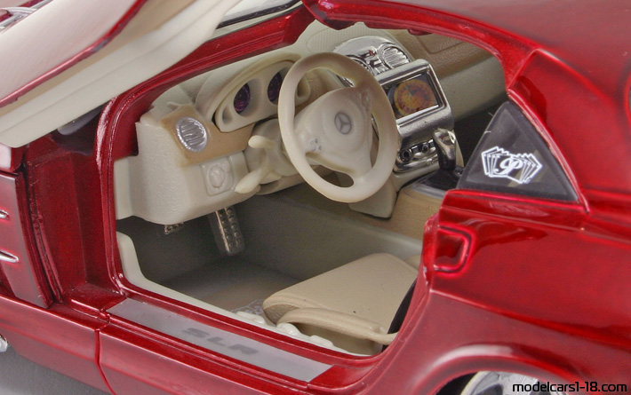 2003 - Mercedes SLR McLaren (C199) Maisto 1/18 (Rot) Innenraum Armaturenbrett