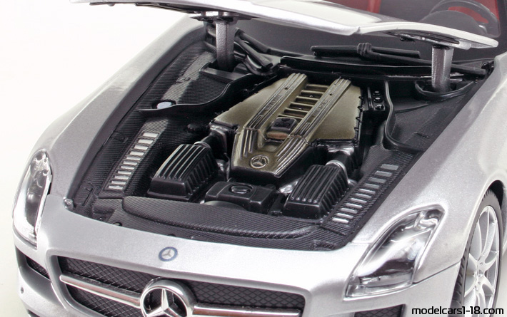 2010 - Mercedes SLS AMG (C197) Maisto 1/18 (Silber) Motor