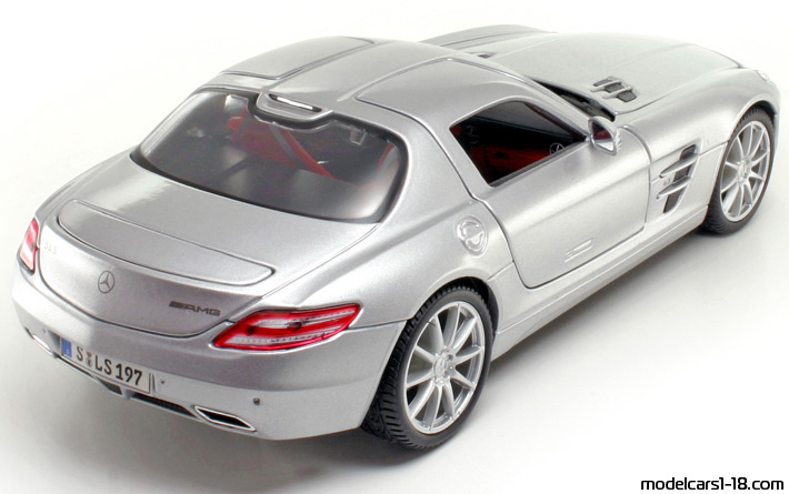 2010 - Mercedes SLS AMG (C197) Maisto 1/18 (Silber) Hinten rechte seite