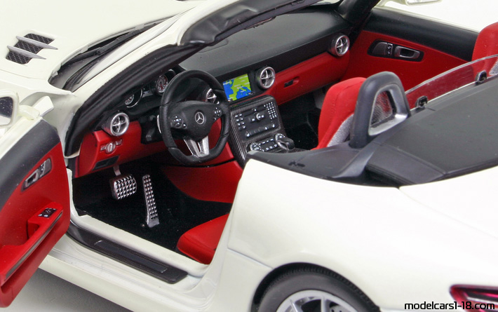 2011 - Mercedes SLS AMG Roadster (R197) Minichamps 1/18 (Weiß) Innenraum Armaturenbrett