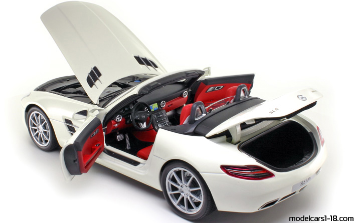 2011 - Mercedes SLS AMG Roadster (R197) Minichamps 1/18 (Weiß) Zu öffnende Teile