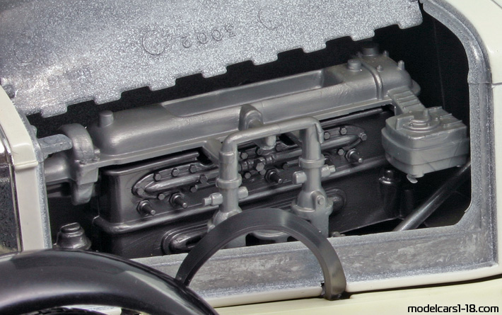 1928 - Mercedes SSKL (W06) Bburago 1/18 (Weiß / Schwarz) Motor