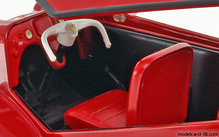 1955 - Messerschmitt KR200 Revell 1/18 (Rot / Schwarz) Innenraum Armaturenbrett