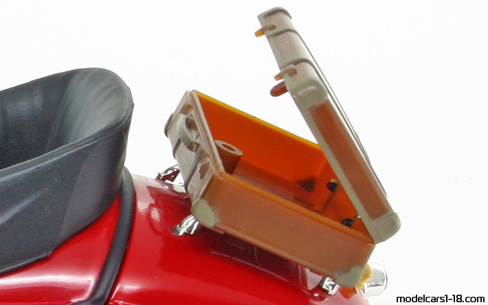 1955 - Messerschmitt KR200 Revell 1/18 (Rot / Schwarz) Kofferraum / Klappbare Scheinwerfer