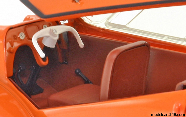 1955 - Messerschmitt KR200 Revell 1/18 (Orange) Innenraum Armaturenbrett