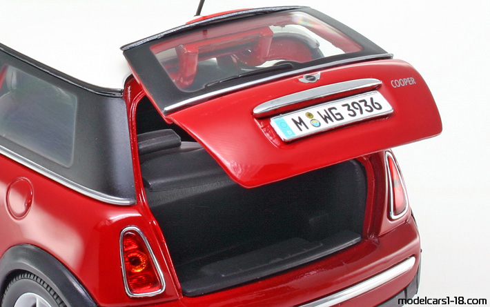 2001 - Mini Cooper Maisto 1/18 (Rot / Weiß) Kofferraum / Klappbare Scheinwerfer
