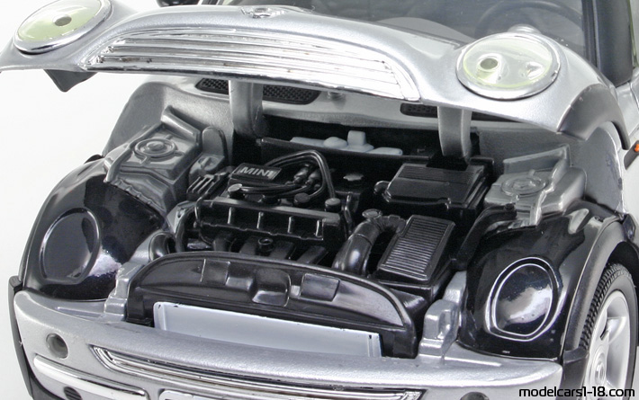 2001 - Mini Cooper Solido 1/18 (Silber / Schwarz) Motor