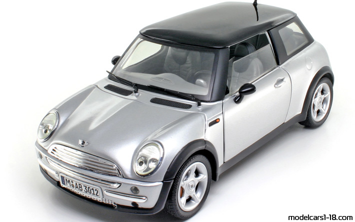 2001 - Mini Cooper Solido 1/18 (Silber / Schwarz) Vorne linke Seite