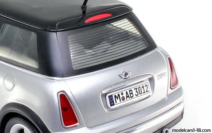 2001 - Mini Cooper Solido 1/18 (Silber / Schwarz) Kofferraum / Klappbare Scheinwerfer